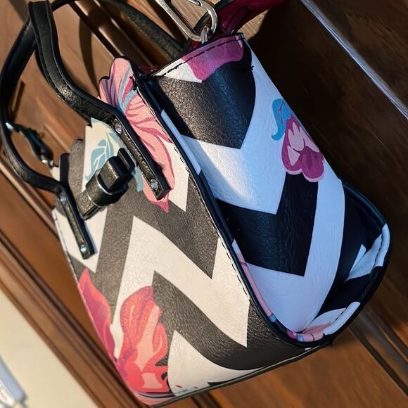 CANDIE'S Black & White zig-zag mini-purse w/pink flowers, Bryant bow, 3 sections - Picture 3 of 13